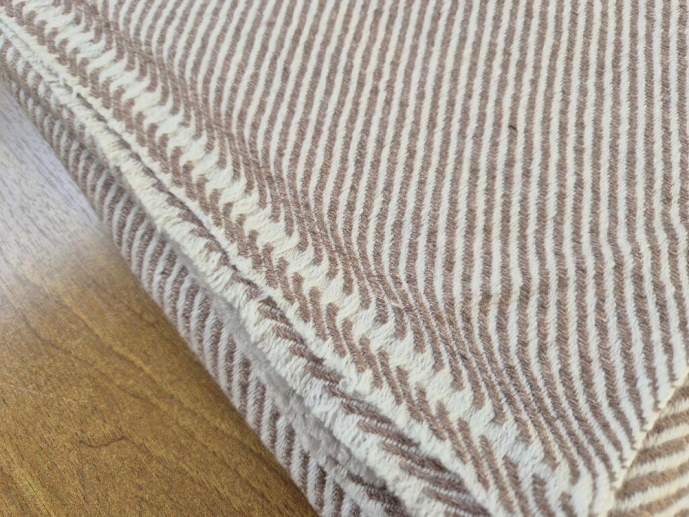 Fein gestreifter Kaschmir-Schal von LWH | helles Kupfer & Creme | 66×206cm